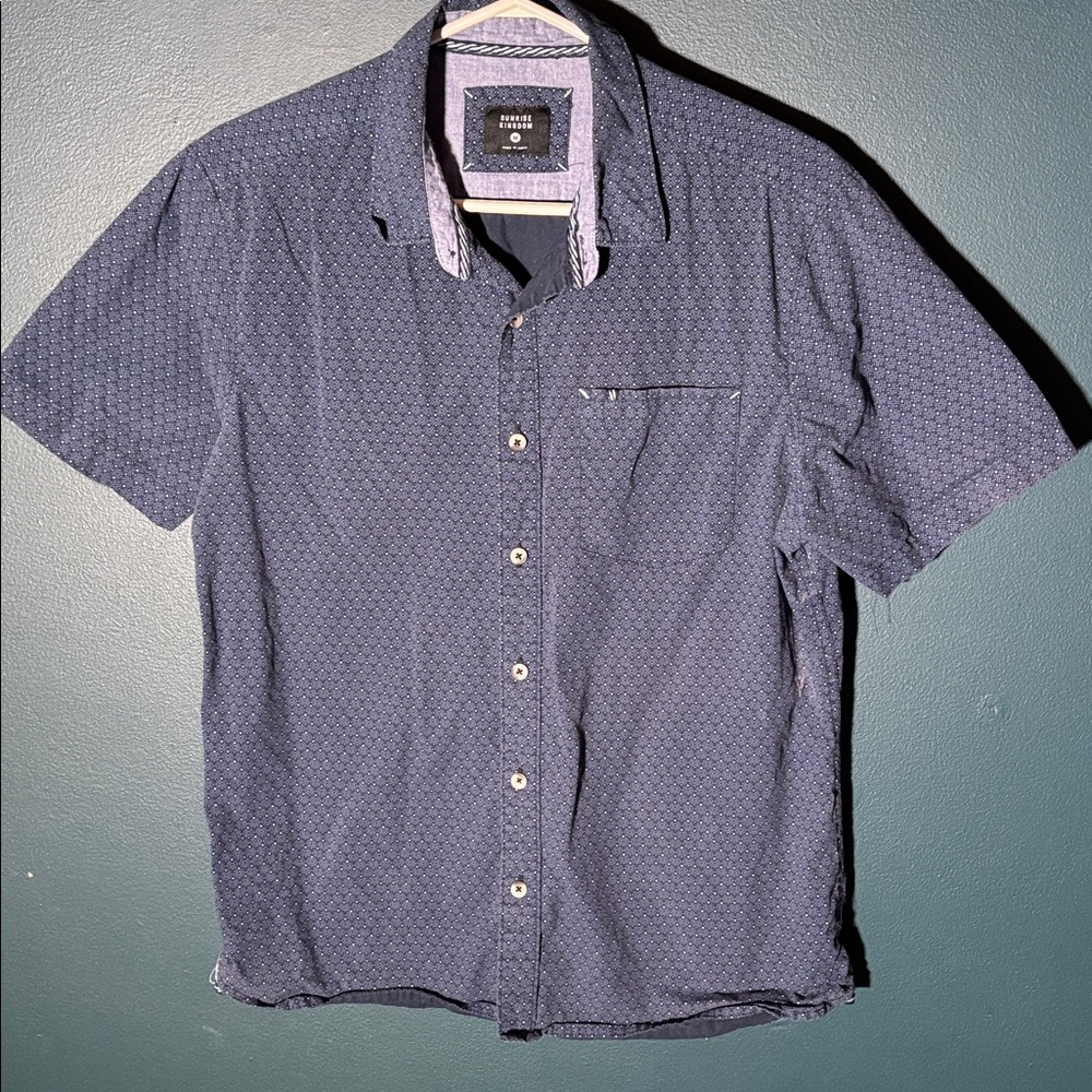 Sunrise Kingdom Men’s Blue Deco Pattern Short Sleeve Shirt Size Medium